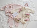 Baby girl romper bonnet and booties with roses - Set of 3 - Photo pros - Image 7