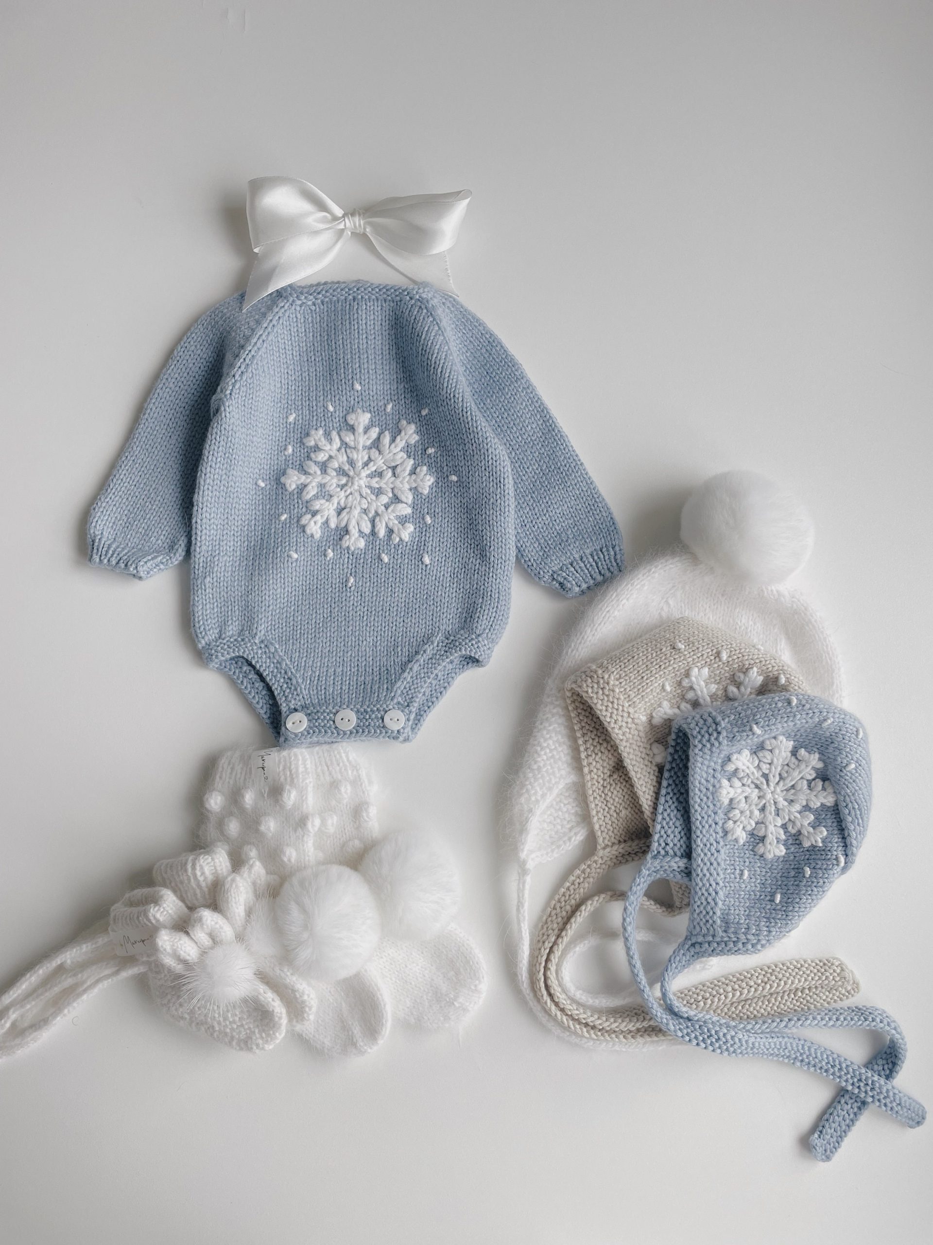il_fullxfull.4341911637_a6qw Long sleeve romper and bonnet with snowflake embroidery - Set of 2 - Photography props - Image 1