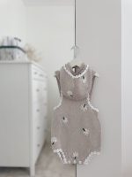 Baby girl romper and bonnet with flowers embroidery - Set of 2 - Photography props - Image 3